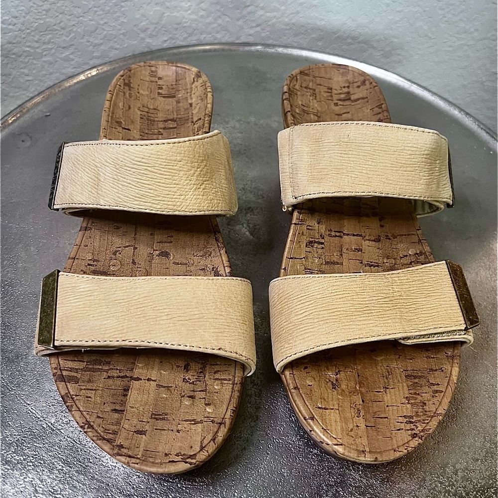Vionic Pepper is a slide-style platform wedge.